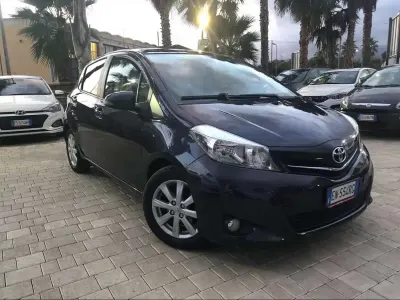 Usata Toyota Yaris Lounge 99 CV (72 kW) 2012 Lilla Utilitaria