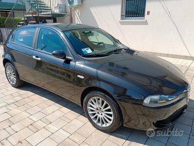Usado Alfa Romeo 147 Distinctive 105 CV (77 kW) 2006 Negro Utilitario