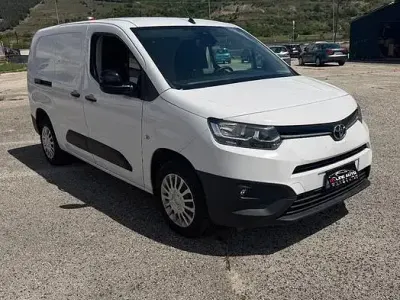 Usata Toyota Proace City City 100 CV (73 kW) 2023 Bianco Monovolume
