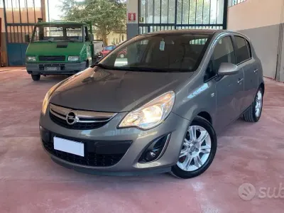 Usata Opel Corsa 85 CV (62 kW) 2014 Marrone Utilitaria