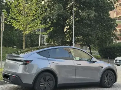 Usata Tesla Model Y Long Range AWD 178 kW (243 CV) 2025 Argento SUV