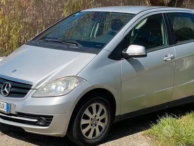 Usata Mercedes A200 140 CV (102 kW) 2011 Grigio Utilitaria