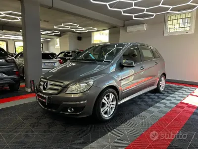 Usata Mercedes B180 109 CV (80 kW) 2011 Grigio Monovolume