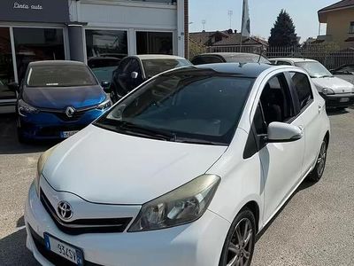 Usata Toyota Yaris 99 CV (72 kW) 2012 Bianco Utilitaria
