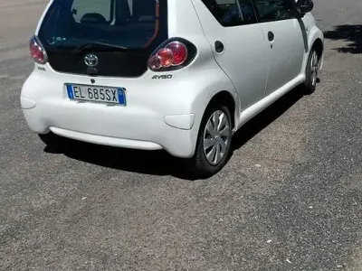 Usata Toyota Aygo 68 CV (50 kW) 2012 Bianco Utilitaria