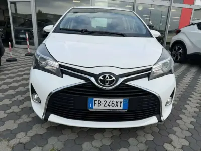 Usata Toyota Yaris Lounge 90 CV (66 kW) 2016 Bianco Berlina