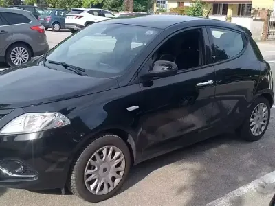 Usata Lancia Ypsilon Silver 69 CV (50 kW) 2017 Nero Utilitaria