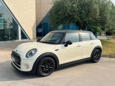 Usata Mini Cooper D Business 116 CV (85 kW) 2019 Beige Utilitaria
