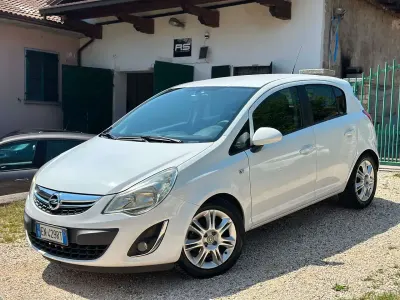 Usata Opel Corsa Cosmo 86 CV (63 kW) 2012 Bianco Utilitaria
