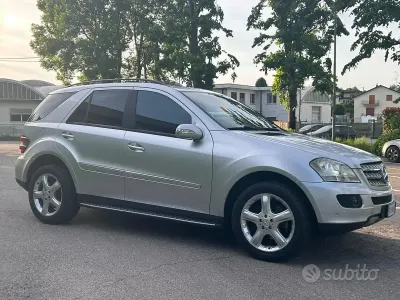 Usata Mercedes ML320 224 CV (164 kW) 2006 Grigio SUV