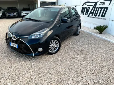 Second-hand Toyota Yaris Lounge 90 CP (66 kW) 2015 Negru Hatchback