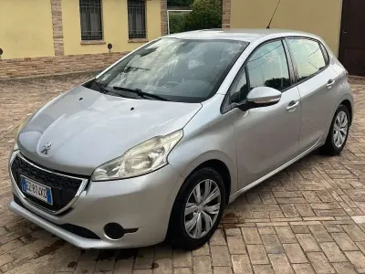 Usata Peugeot 208 Business-Line 68 CV (50 kW) 2015 Utilitaria