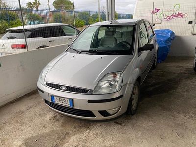 Usata Ford Fiesta Zetec 67 CV (49 kW) 2002 Argento Utilitaria