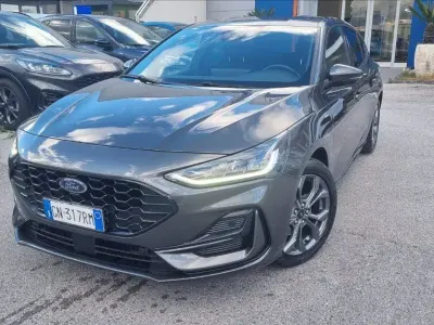 Begagnad Ford Focus ST-Line 125 HK (91 kW) 2023 Grå Sedan