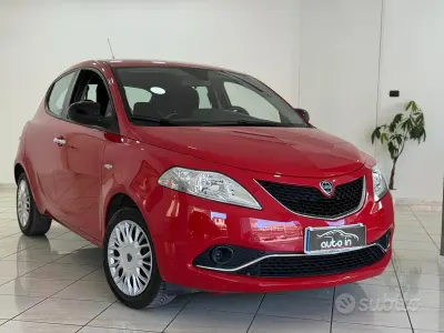 Usata Lancia Ypsilon Gold 69 CV (50 kW) 2017 Rosso Utilitaria