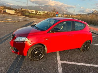 Begagnad Lancia Ypsilon Gold 69 HK (50 kW) 2015 Röd Halvkombi
