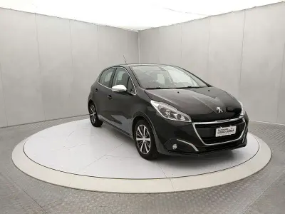 Usata Peugeot 208 Allure 82 CV (60 kW) 2015 Nero Utilitaria