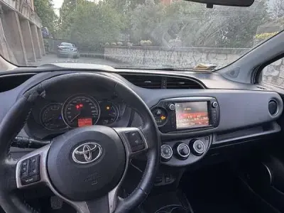Usata Toyota Yaris Lounge 69 CV (50 kW) 2015 Grigio Utilitaria