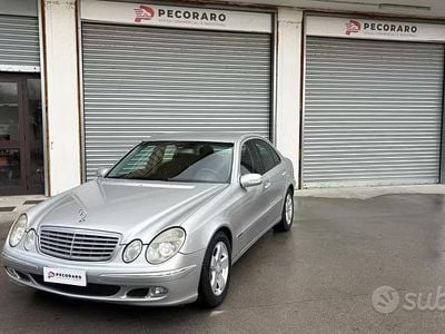 Usata Mercedes E220 150 CV (110 kW) 2004 Grigio Berlina