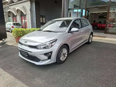 Usata Kia Rio Style 101 CV (74 kW) 2021 Argento Berlina