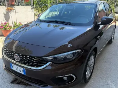 Usata Fiat Tipo Lounge 120 CV (88 kW) 2017 Marrone Berlina