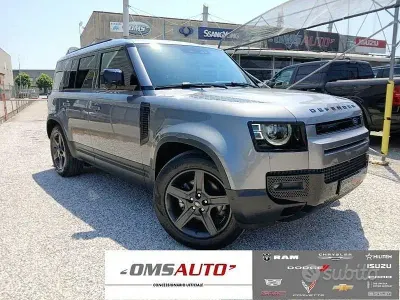 Usata Land Rover Defender SE 200 CV (147 kW) 2024 Grigio SUV