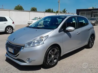 Usata Peugeot 208 Active 68 CV (50 kW) 2015 Grigio Utilitaria