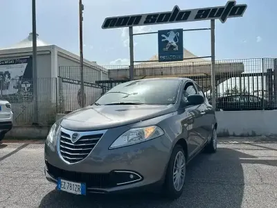 Usata Lancia Ypsilon Silver 69 CV (50 kW) 2015 Argento Utilitaria