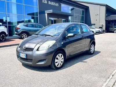 Begagnad Toyota Yaris 69 HK (50 kW) 2010 Grå Halvkombi