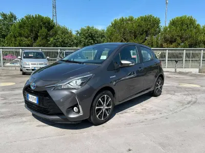 Usata Toyota Yaris Hybrid Trend 73 CV (53 kW) 2018 Grigio Berlina