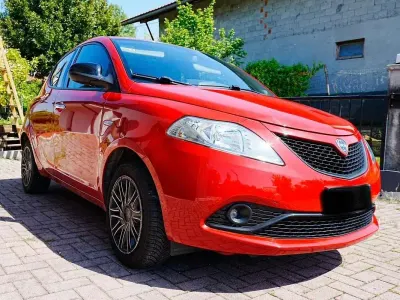 Käytetty Lancia Ypsilon Gold 69 HP (50 kW) 2018 Punainen Viistoperä