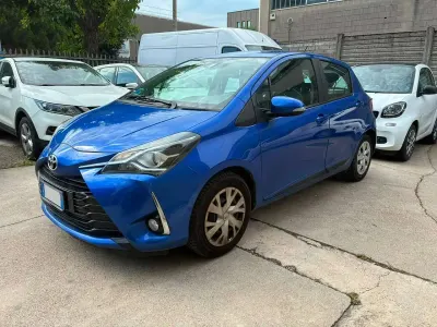 Usata Toyota Yaris Lounge 69 CV (50 kW) 2018 Blu/azzurro Berlina