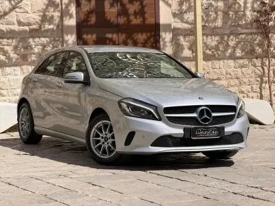 Usata Mercedes A180 109 CV (80 kW) 2017 Grigio Berlina