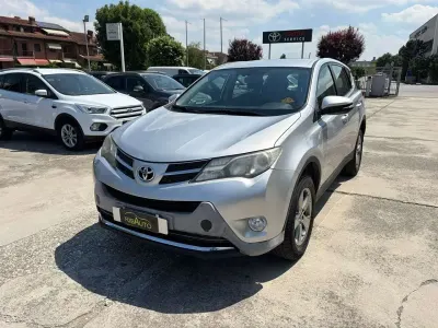 Usata Toyota RAV4 Style 124 CV (91 kW) 2015 Argento SUV