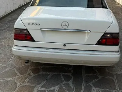 Usata Mercedes E200 109 CV (80 kW) 1994 Bianco Berlina