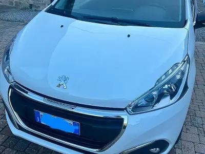Begagnad Peugeot 208 Allure 75 HK (55 kW) 2017 Halvkombi
