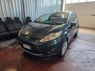 Usata Ford Fiesta Titanium 68 CV (50 kW) 2011 Bluazzurro Berlina
