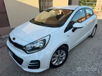 Usata Kia Rio Active 75 CV (55 kW) 2015 Bianco Utilitaria
