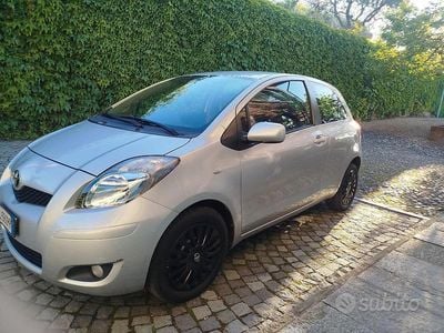 Usata Toyota Yaris 101 CV (74 kW) 2010 Grigio Utilitaria