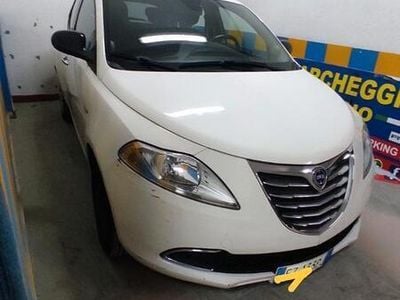 Usata Lancia Ypsilon 69 CV (50 kW) 2015 Bianco Utilitaria