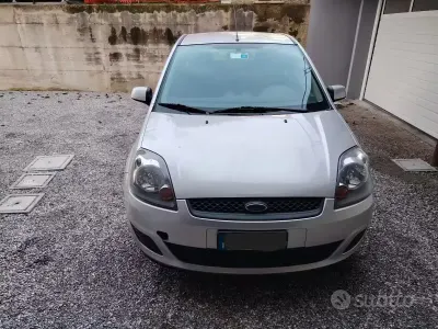 Usado Ford Fiesta Ghia 68 HP (50 kW) 2006 Prateado Citadino