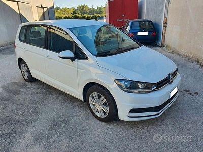 Begagnad VW Touran Trendline 116 HK (85 kW) 2017 Vit Minibuss