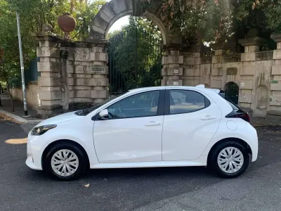 Usata Toyota Yaris Hybrid Active 92 CV (67 kW) 2022 Argento Berlina