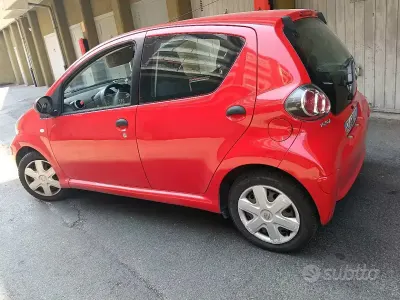 Usata Toyota Aygo 68 CV (50 kW) 2010 Rosso Utilitaria