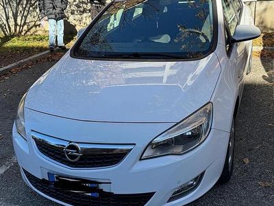 Usata Opel Astra 140 CV (102 kW) 2010 Bianco Berlina