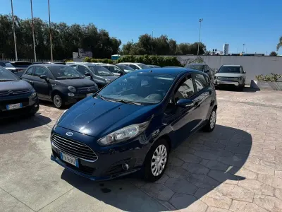 Usado Ford Fiesta 95 CV (69 kW) 2015 Azul Utilitario