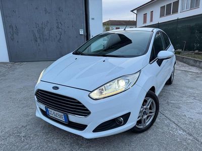 Usata Ford Fiesta 96 CV (70 kW) 2014 Bianco Utilitaria