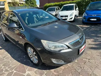 Usata Opel Astra Cosmo 125 CV (91 kW) 2010 Grigio Berlina