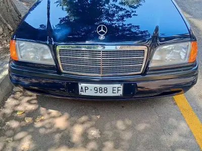 Usata Mercedes C180 122 CV (89 kW) 1997 Bluazzurro Berlina