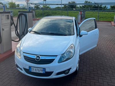 Używany Opel Corsa 90 KM (66 kW) 2009 Biały Sedan/Limuzyna